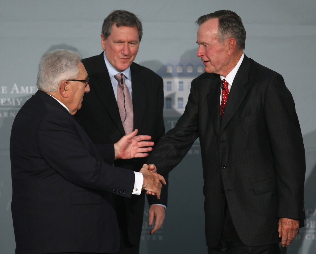 georgebushreceiveshenrykissingerprizegbvwitw80wqx-2460835